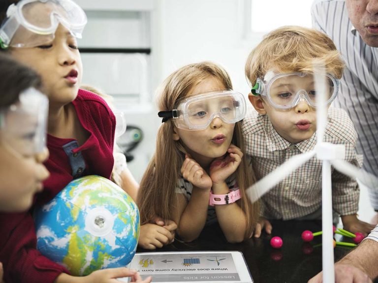 Children are conducting experiments
